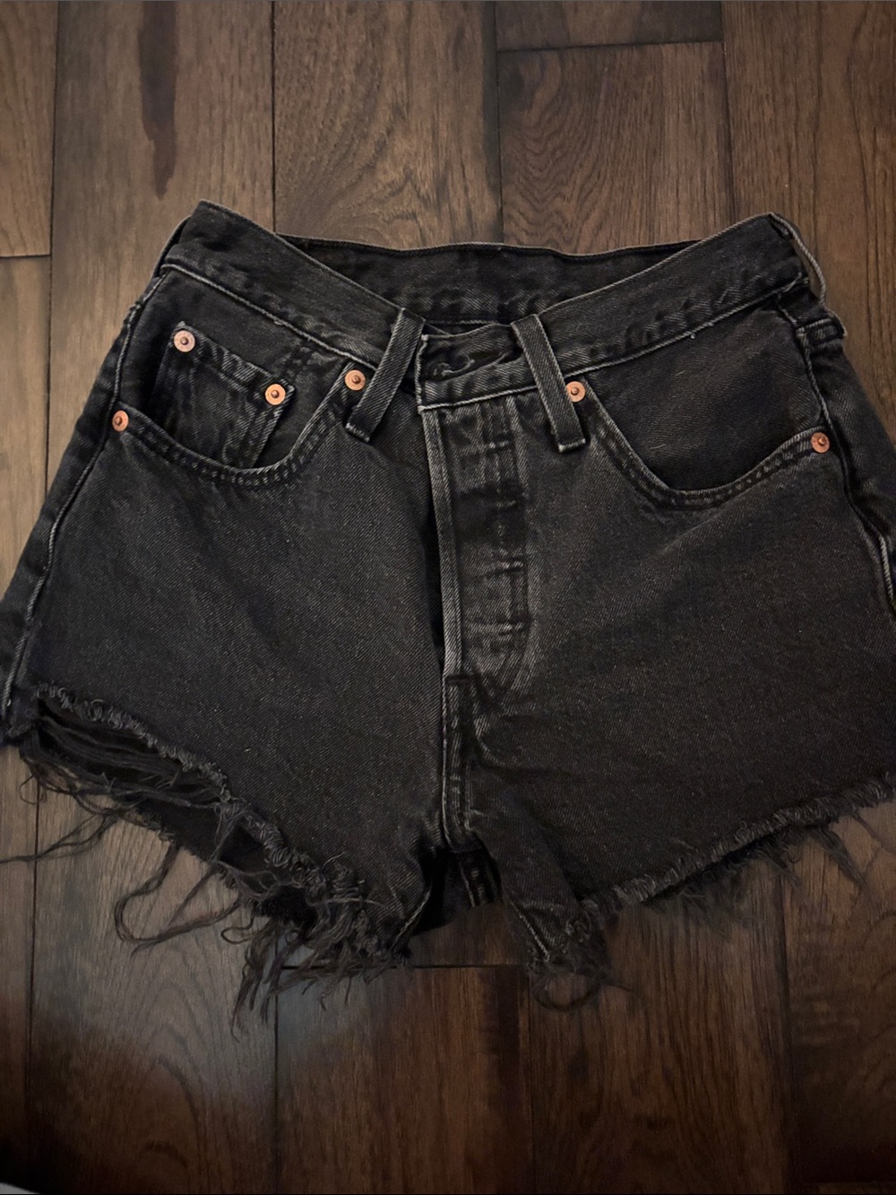 Levi’s distressed 501 shorts !!